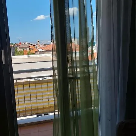 Zephyr-decent,airy Apartment