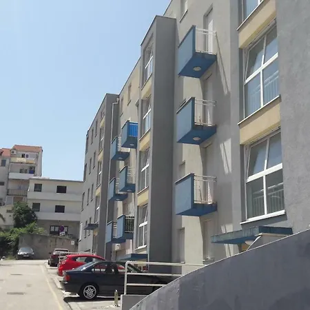 Zephyr-decent,airy Apartment