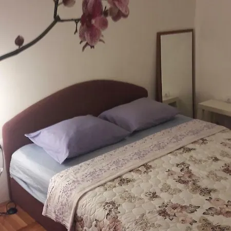 Zephyr-decent,airy Apartament *